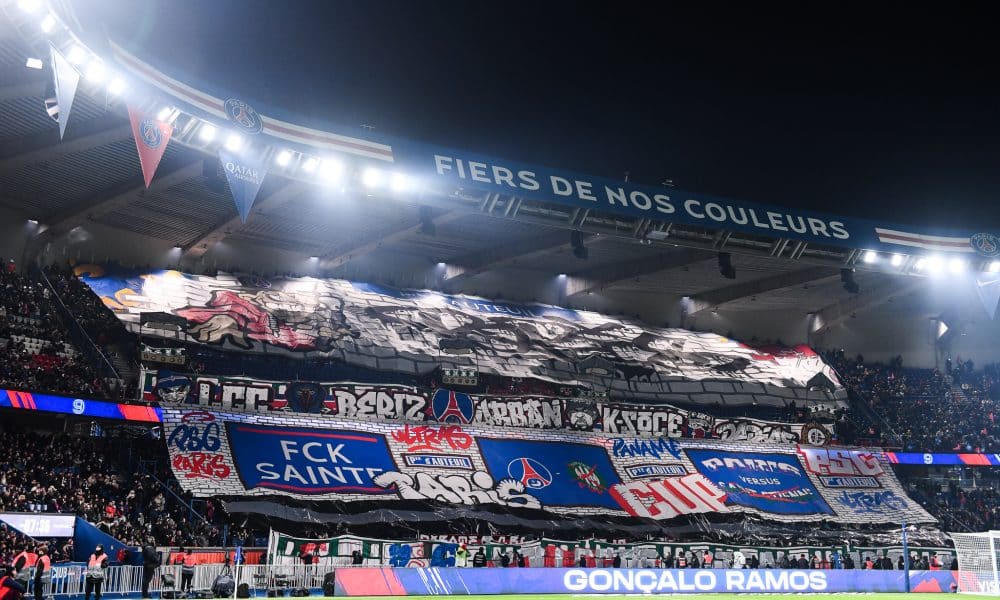 Le tifo déployé par les supporters parisiens avant PSG - ASSE