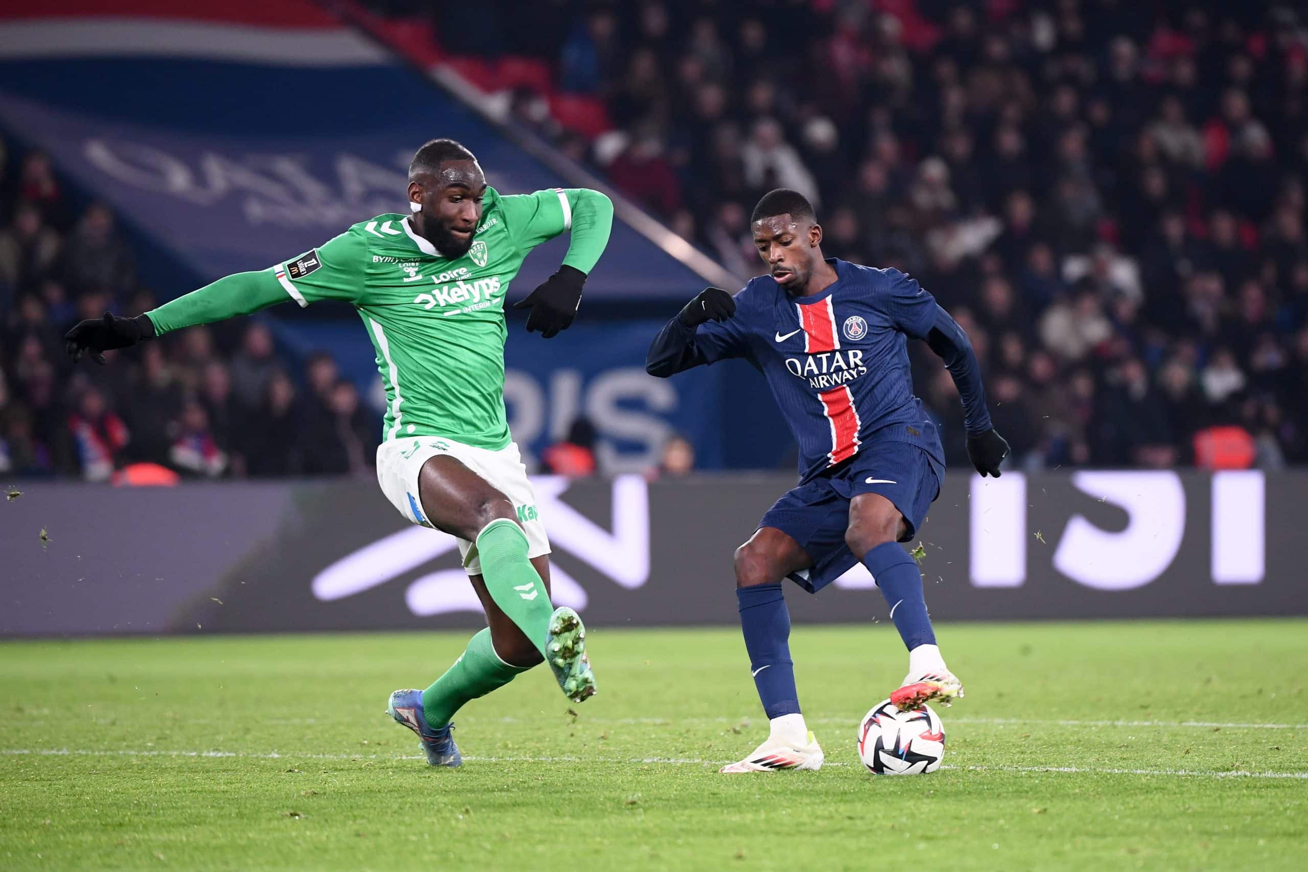 Mickaël Nadé au duel avec Ousmane Dembélé lors du match aller entre le PSG et l'ASSE