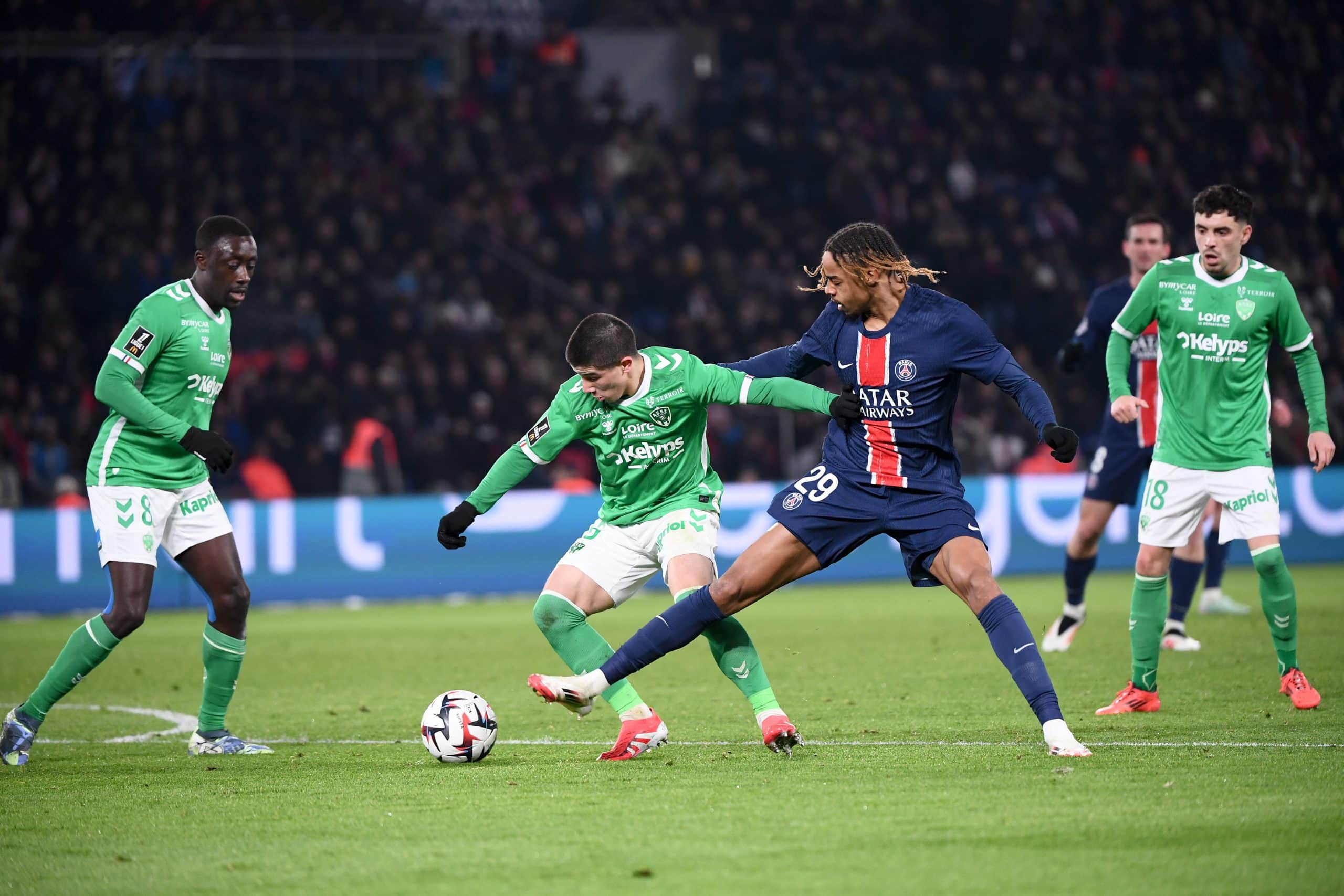 Bradley Barcola au duel avec Benjamin Bouchouari lors du match aller entre le PSG et l'ASSE