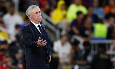 Carlo Ancelotti dépité devant la défaite du Real Madrid face au FC Barcelone en Supercoupe d'Espagne.