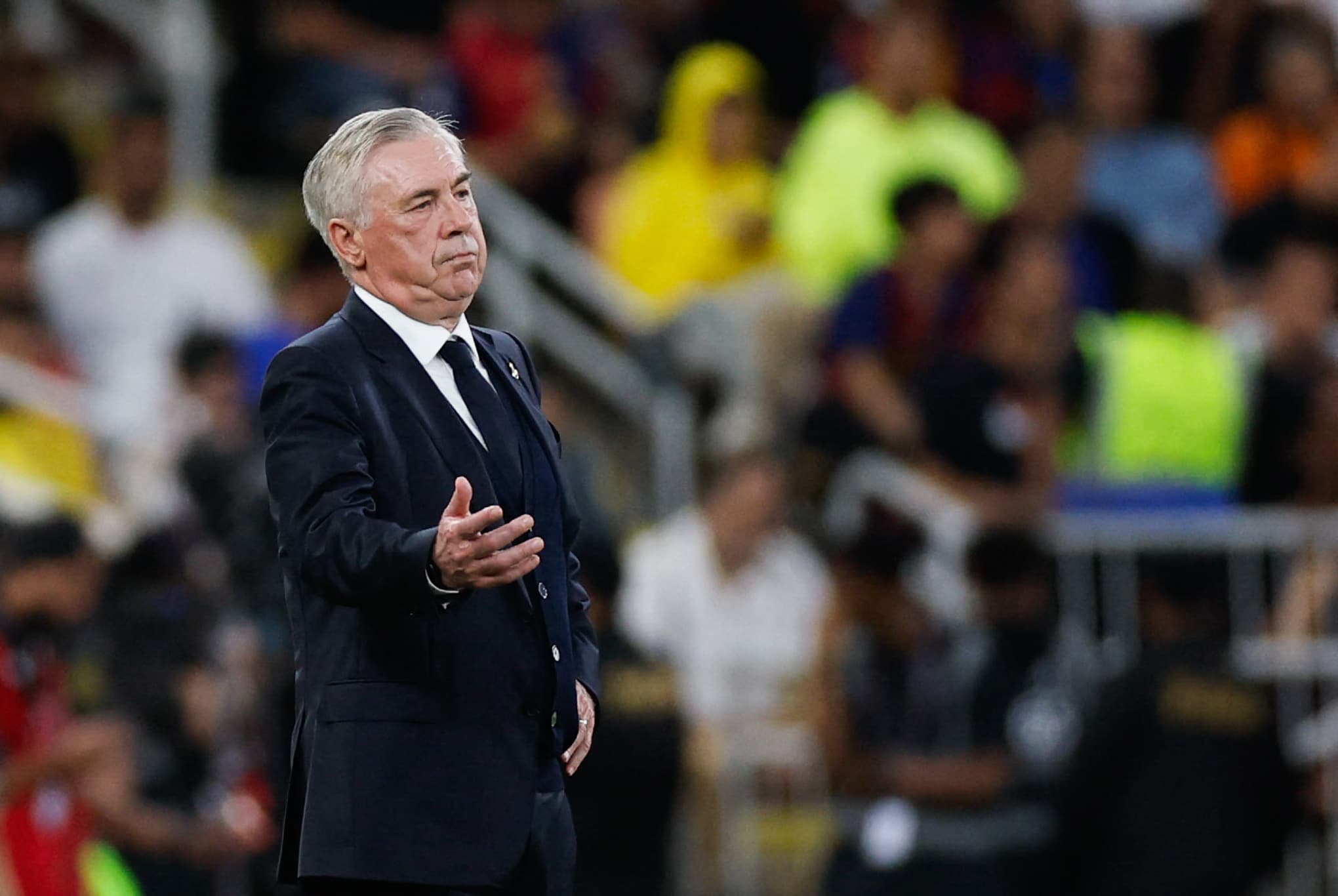 Carlo Ancelotti dépité devant la défaite du Real Madrid face au FC Barcelone en Supercoupe d'Espagne.