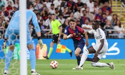 Gavi face à Mendy lors du Barça-Real Madrid en Supercoupe d'Espagne.