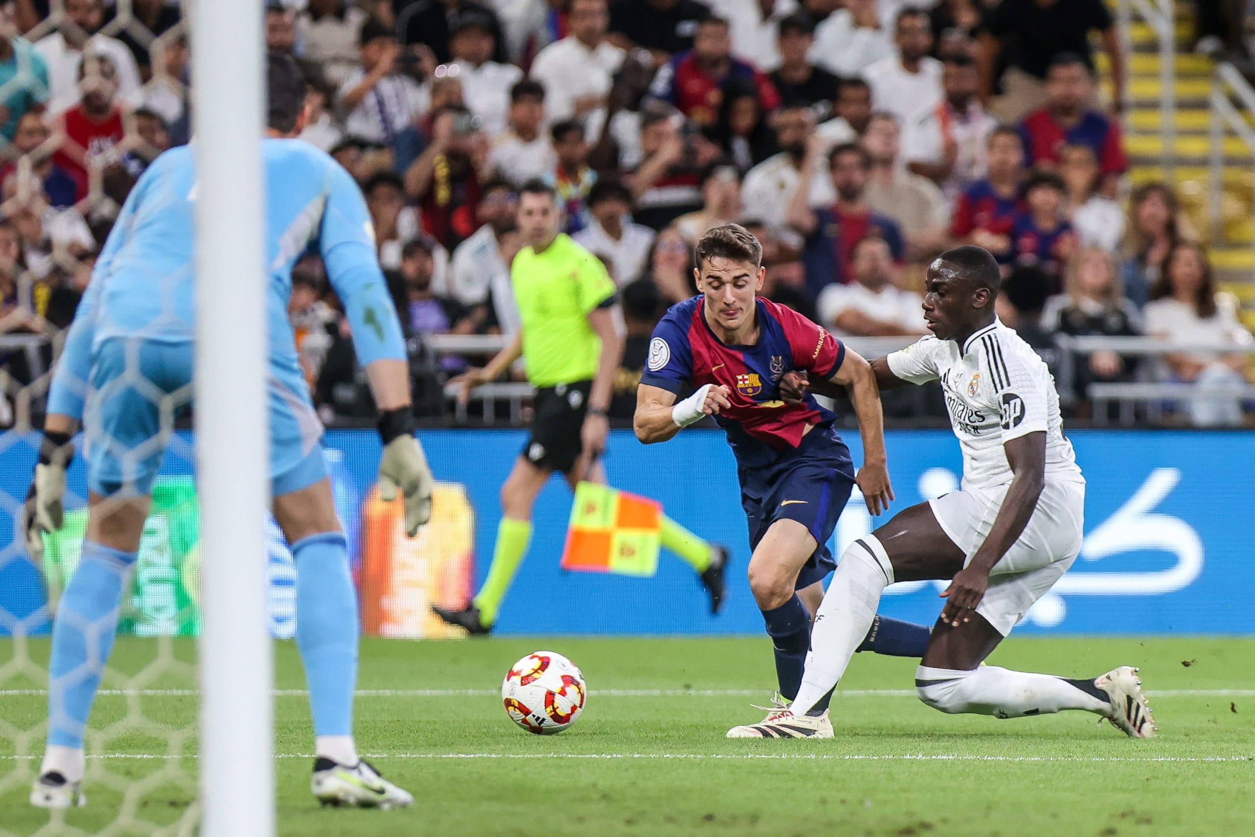 Gavi face à Mendy lors du Barça-Real Madrid en Supercoupe d'Espagne.