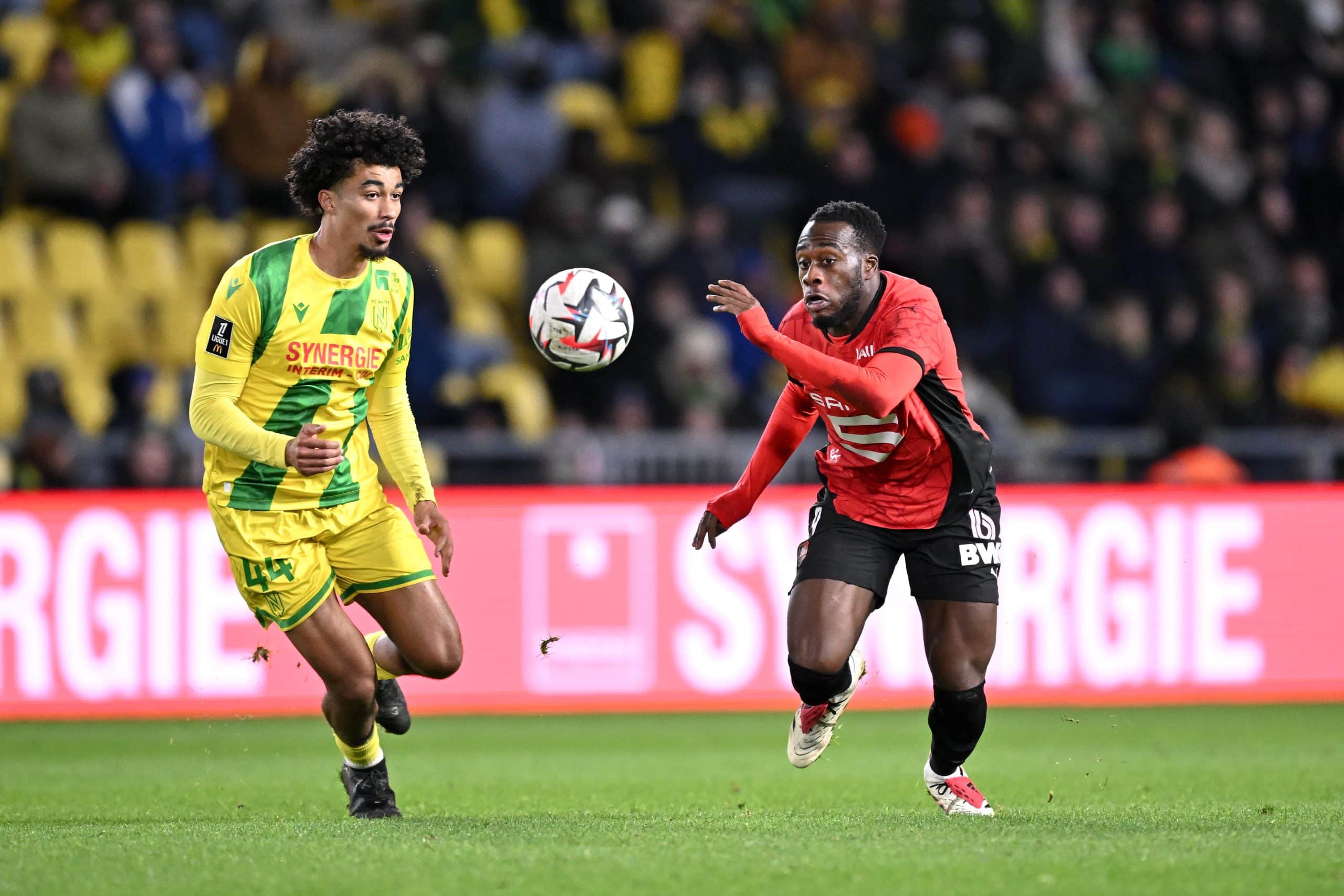 Nathan Zézé au duel avec Arnaud Kalimuendo lors du match aller entre le FC Nantes et le Stade Rennais