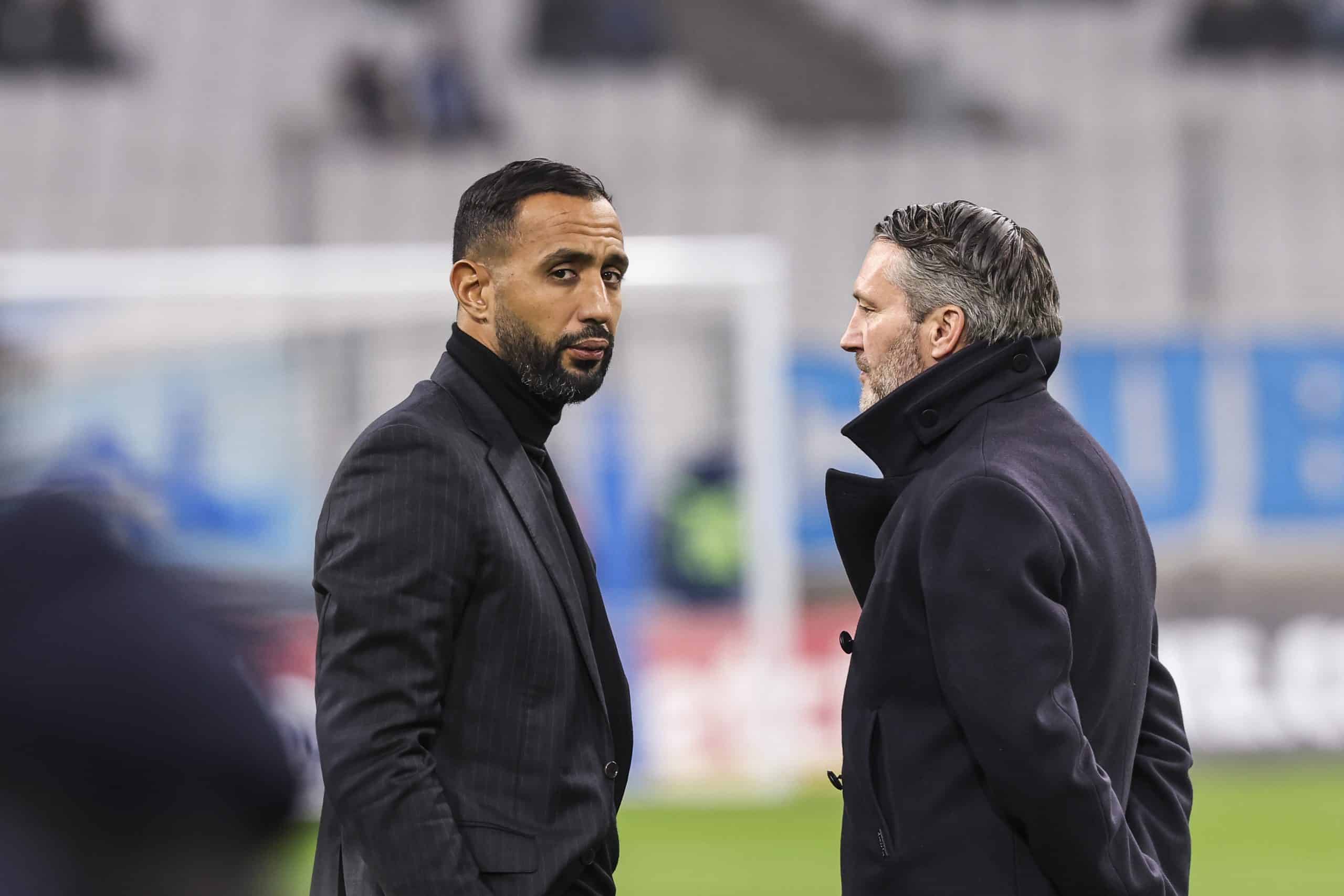 Le directeur sportif de l'OM, Medhi Benatia, en discussion avec le président du LOSC, Olivier Létang.
