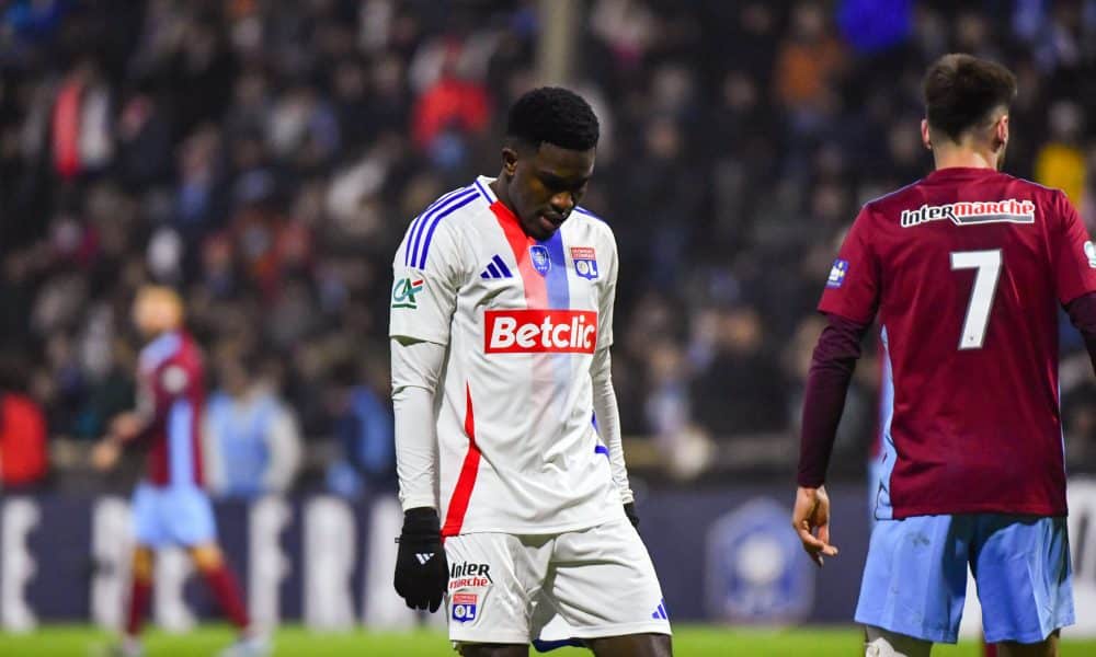 Ernest Nuamah, tête basse à l'Olympique Lyonnais.