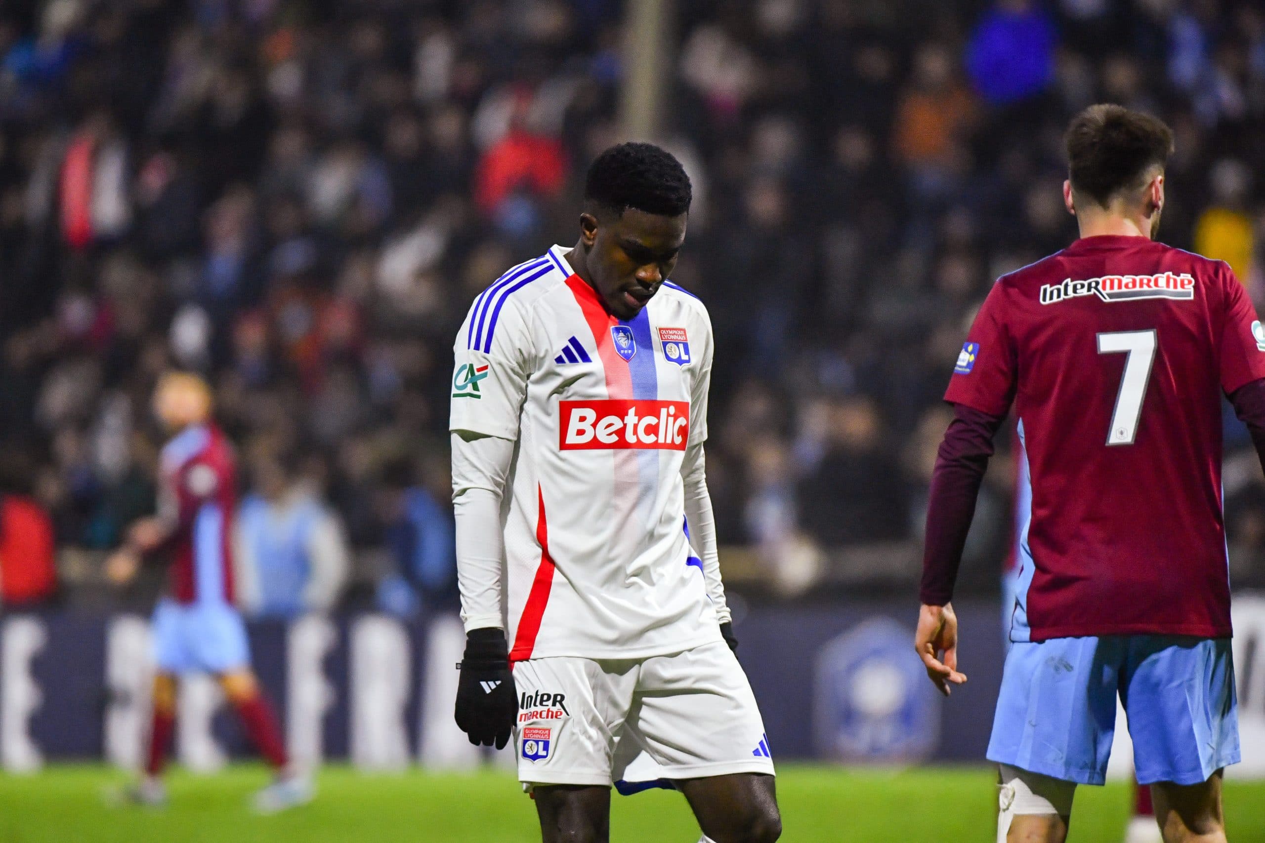 Ernest Nuamah, tête basse à l'Olympique Lyonnais.