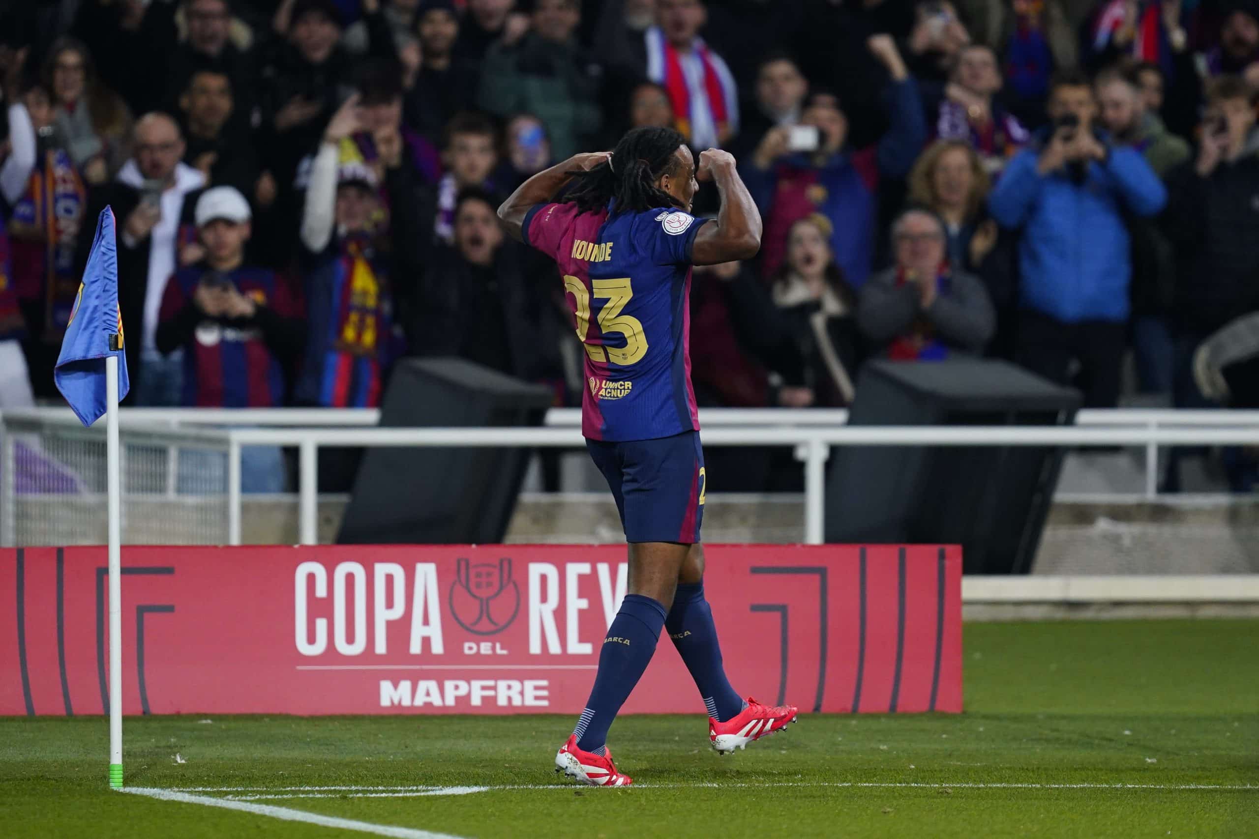 Le défenseur du FC Barcelone Jules Koundé fêtant son but contre le Betis Séville (5-1) en Coupe du Roi.