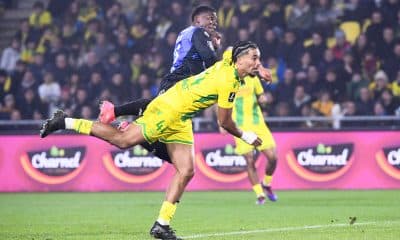 Le défenseur du FC Nantes Nathan Zézé, à la lutte avec un joueur de l'AS Monaco.