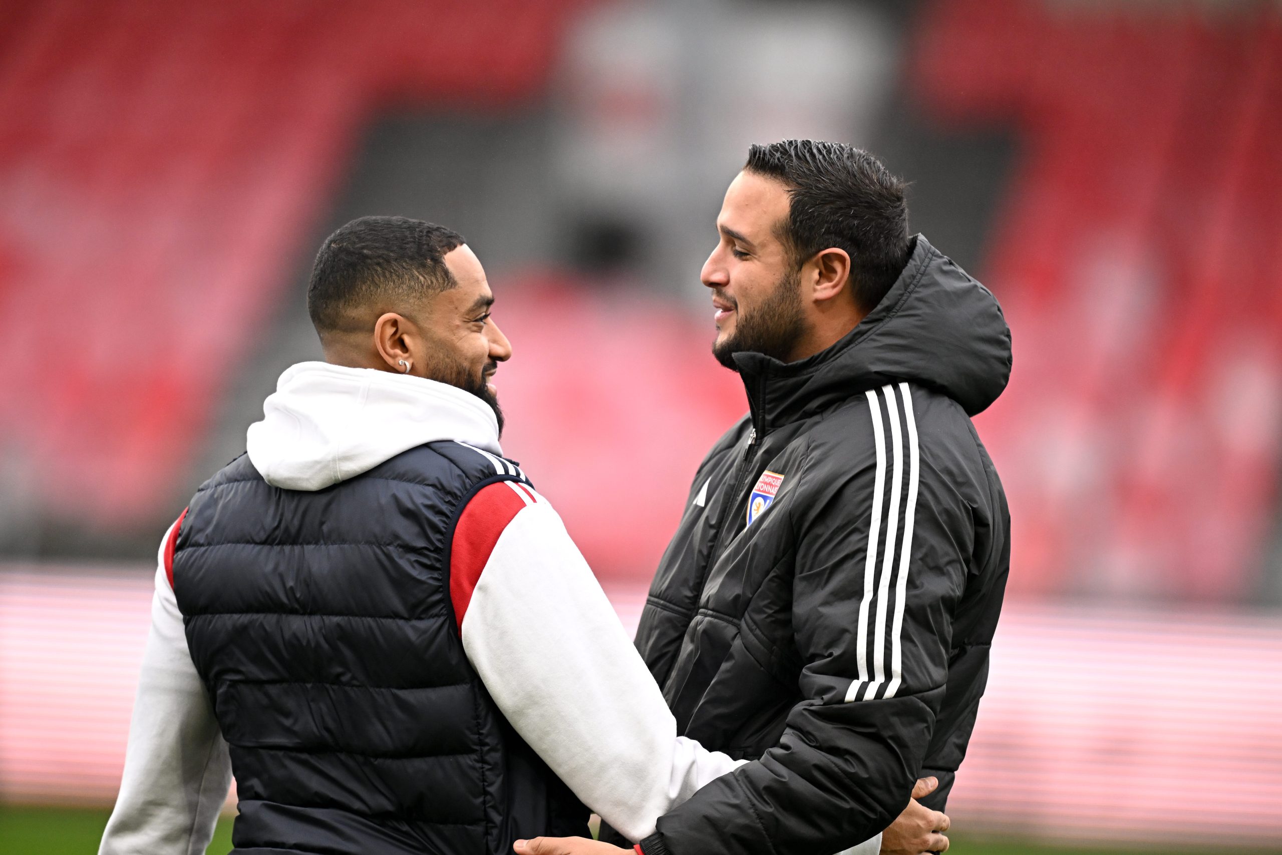 Damien Della Santa discutant avec Jordan Amavi avant un Brest-OL.