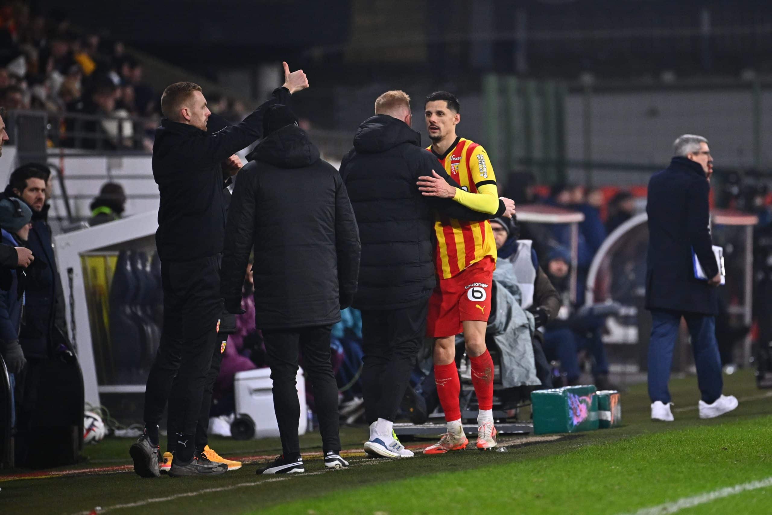 L'entraîneur du RC Lens, Will Still, saluant son capitaine, Florian Sotoca.