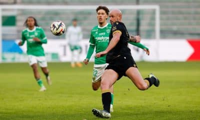 Le défenseur du FC Nantes Nicolas Pallois dégageant le ballon devant Lucas Stassin (ASSE).