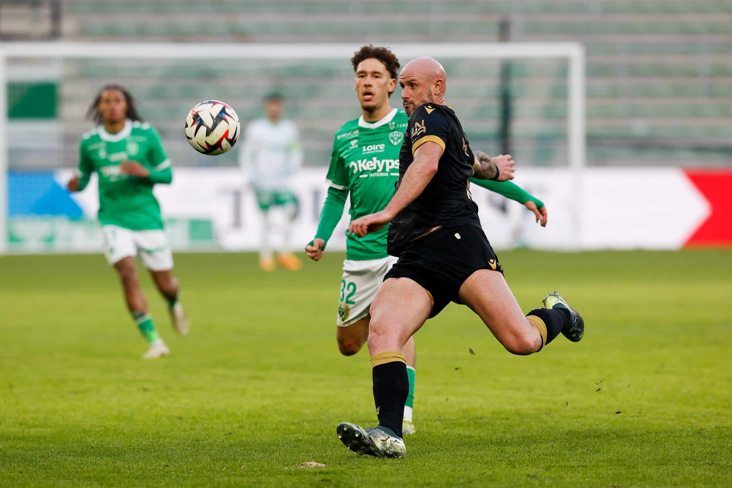 Le défenseur du FC Nantes Nicolas Pallois dégageant le ballon devant Lucas Stassin (ASSE).