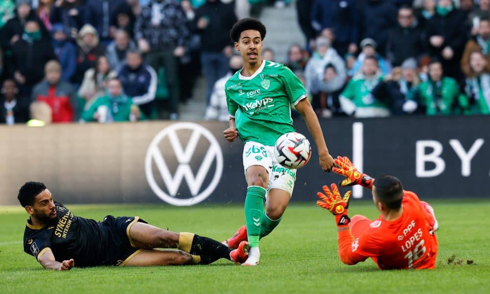 Une action de Djylian N'Guessan lors du match entre l'ASSE et le FC Nantes.