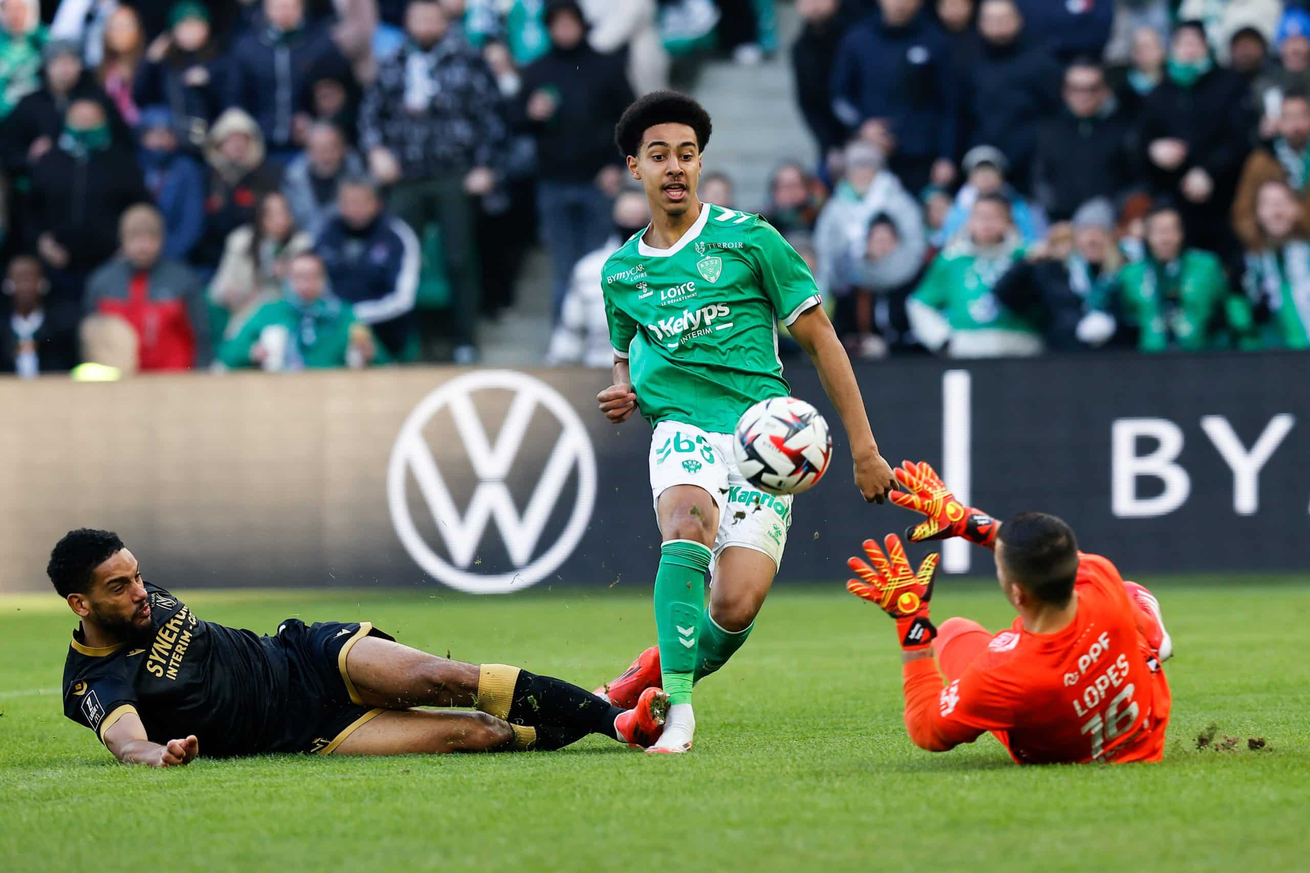 Une action de Djylian N'Guessan lors du match entre l'ASSE et le FC Nantes.