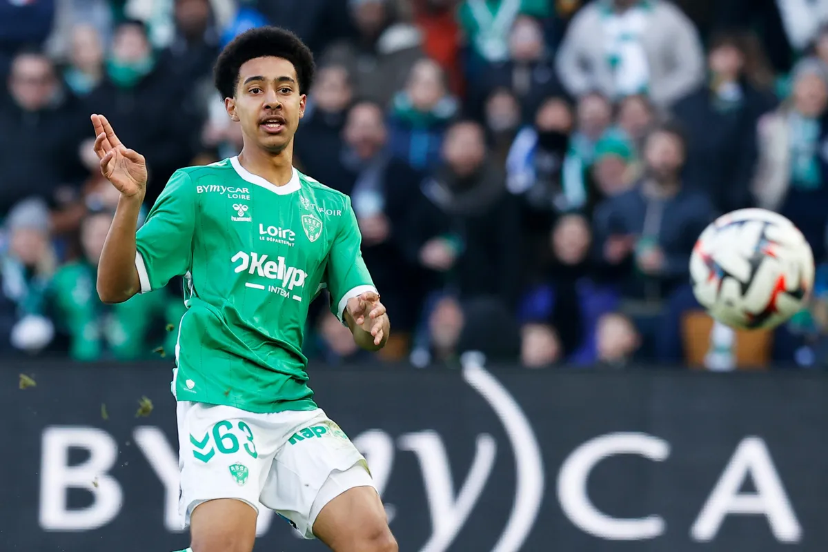 Djylian N'Guessan in action for St Etienne