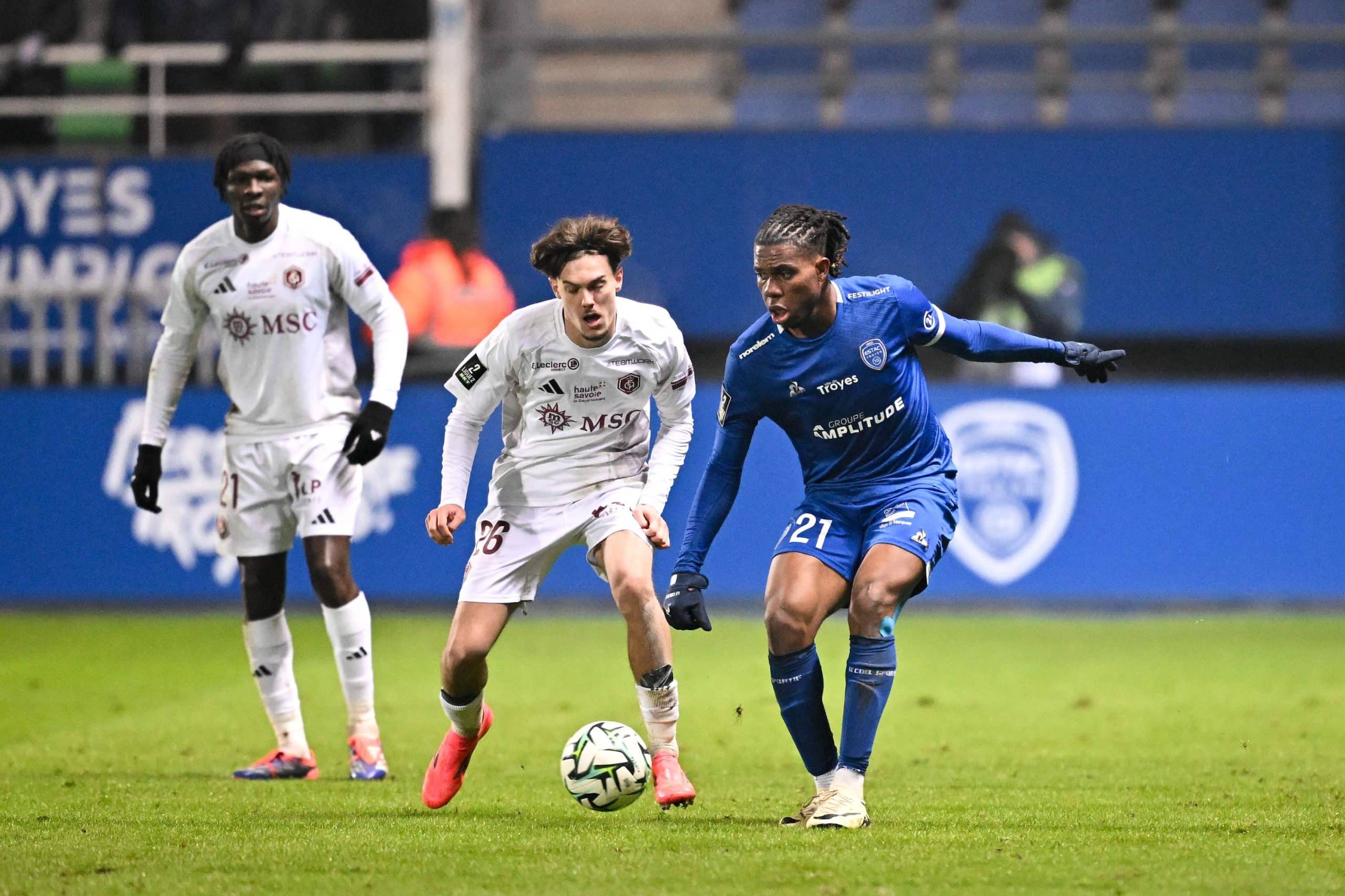 Cyriaque Irié (à droite) sous le maillot de l'ESTAC