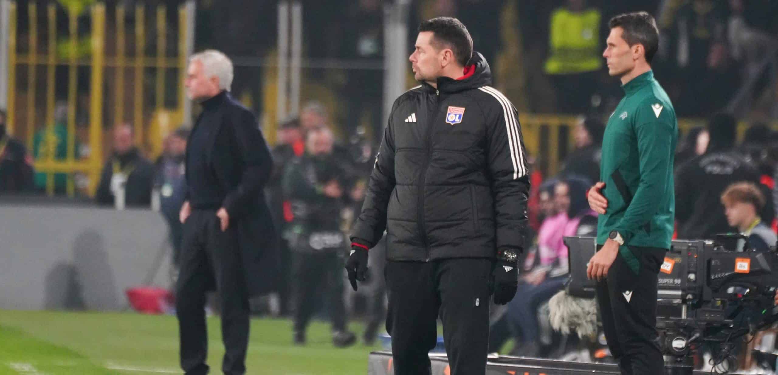 Pierre Sage, le coach de l'OL, face au Fenerbahçe de José Mourinho.