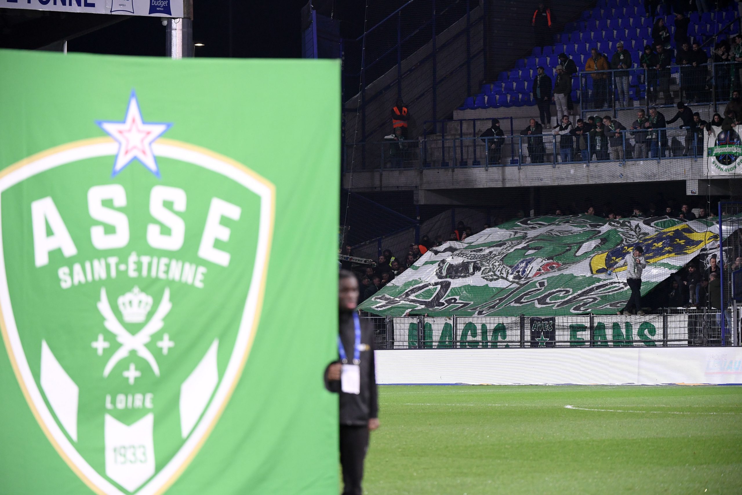 Logo de l'ASSE avant un match à Auxerre la saison dernière.