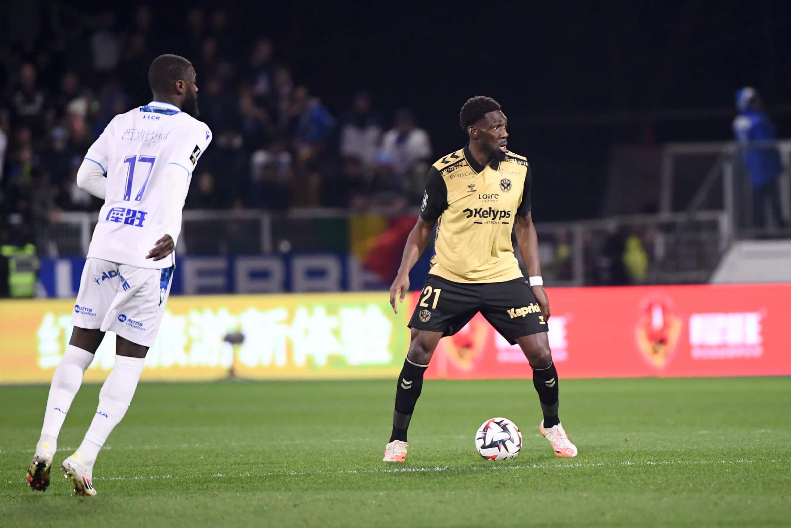 Dylan Batubinsika, joueur de l'ASSE, face à Auxerre.