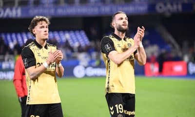 Le défenseur de l'ASSE Léo Pétrot, applaudissant les supporters aux côtés de Lucas Stassin.