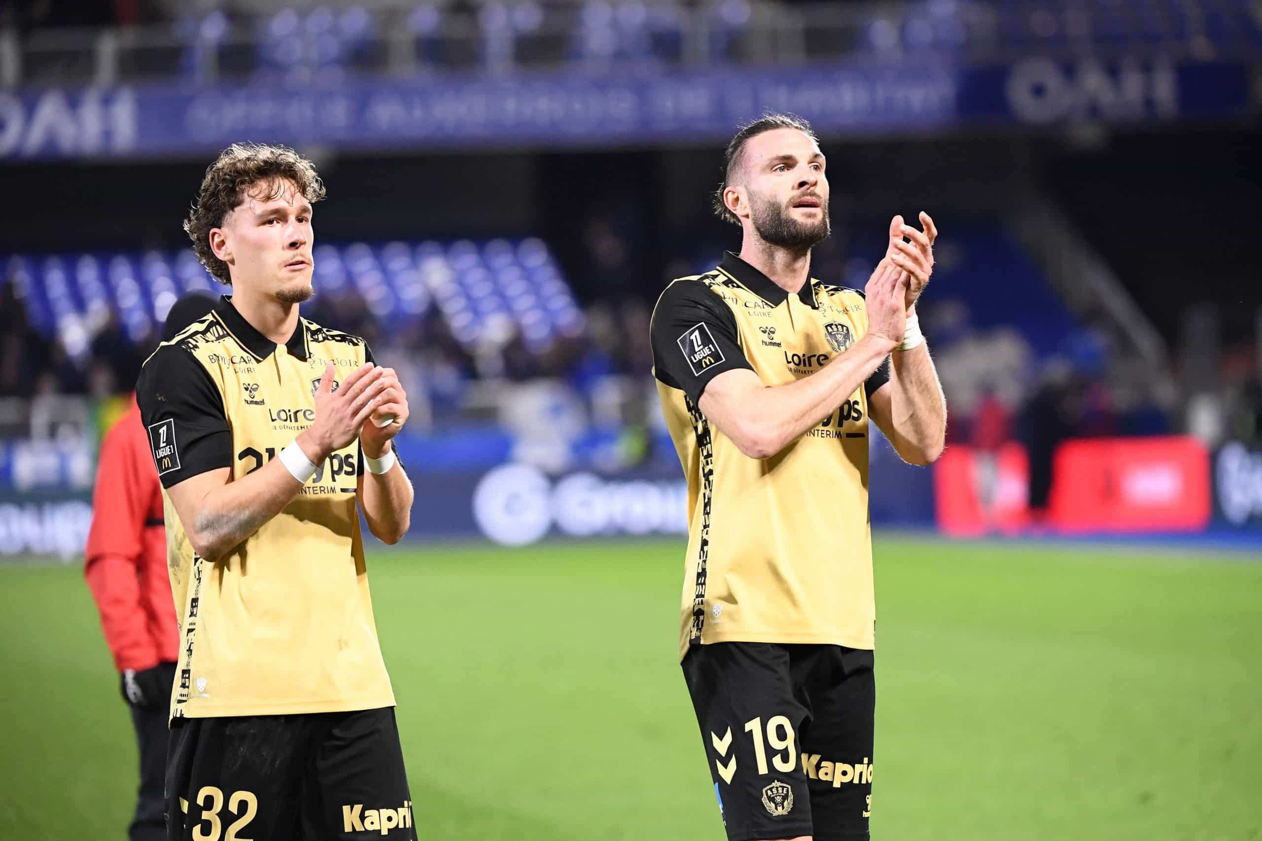 Le défenseur de l'ASSE Léo Pétrot, applaudissant les supporters aux côtés de Lucas Stassin.