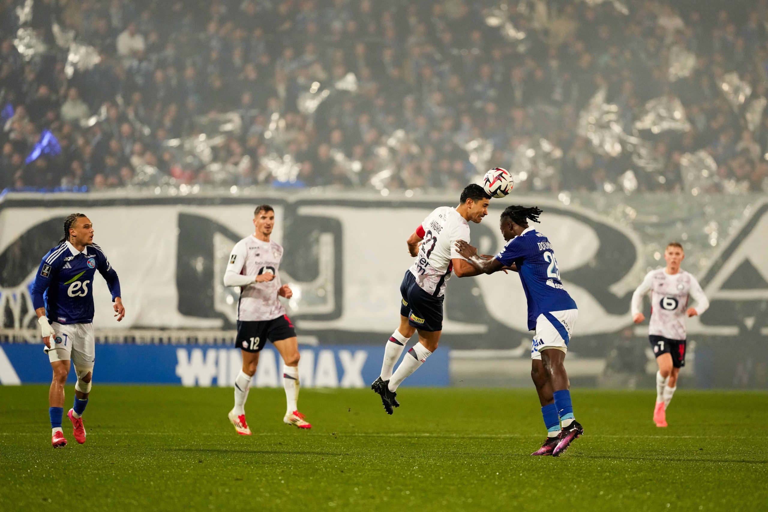 Duel aérien lors de Strasbourg-LOSC.