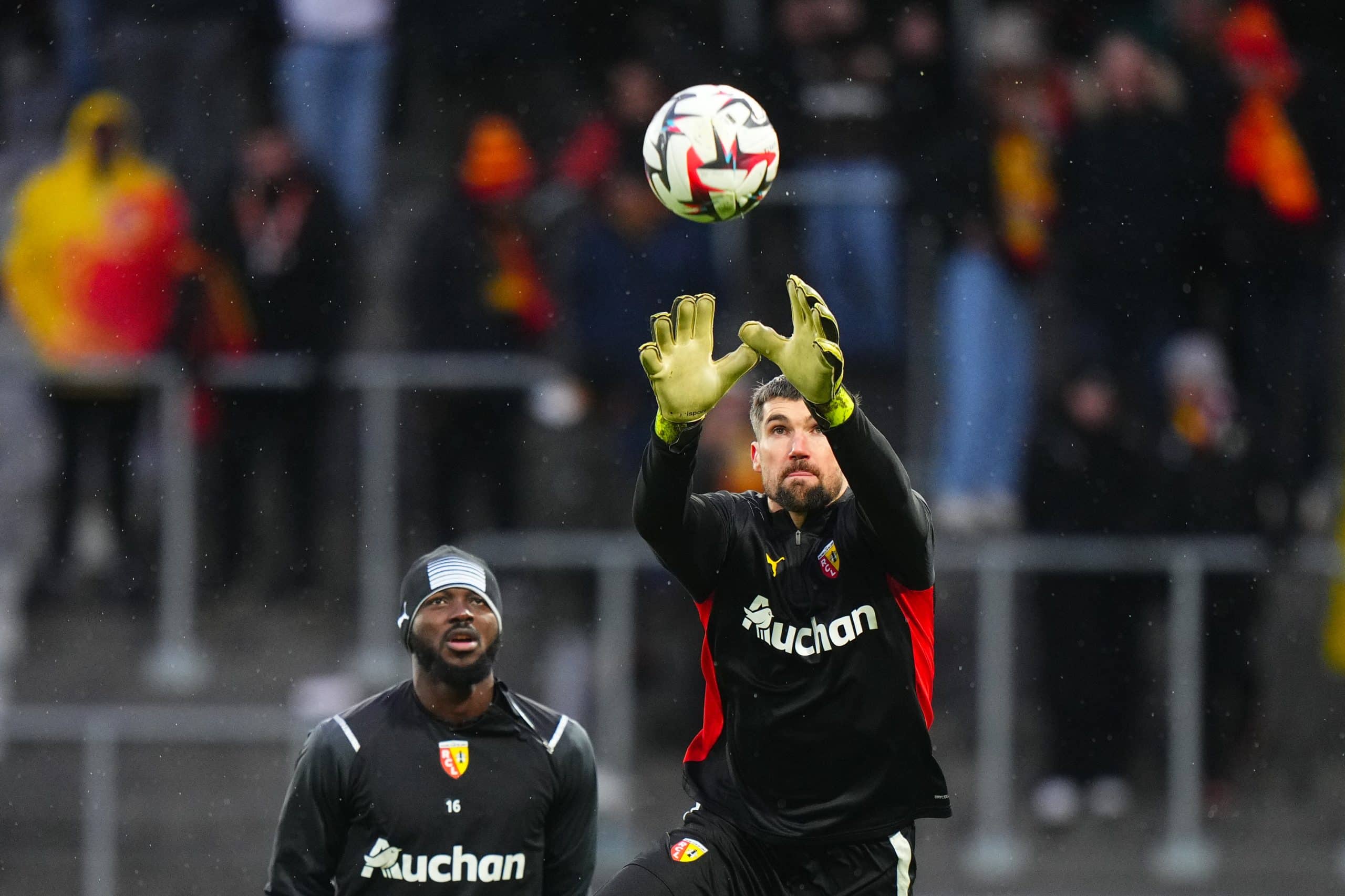 Mathew Ryan et Hervé Koffi (RC Lens)