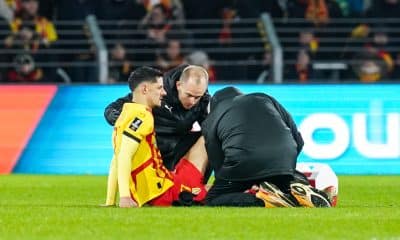 L'attaquant du RC Lens Florian Sotoca se faisant soigner après une blessure.