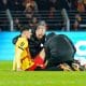 L'attaquant du RC Lens Florian Sotoca se faisant soigner après une blessure.