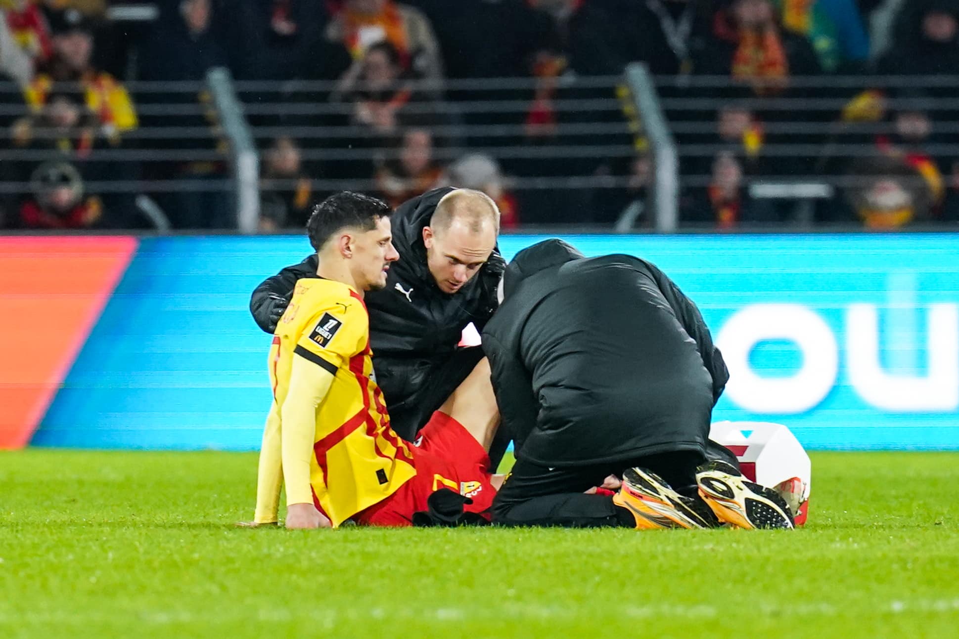 L'attaquant du RC Lens Florian Sotoca se faisant soigner après une blessure.