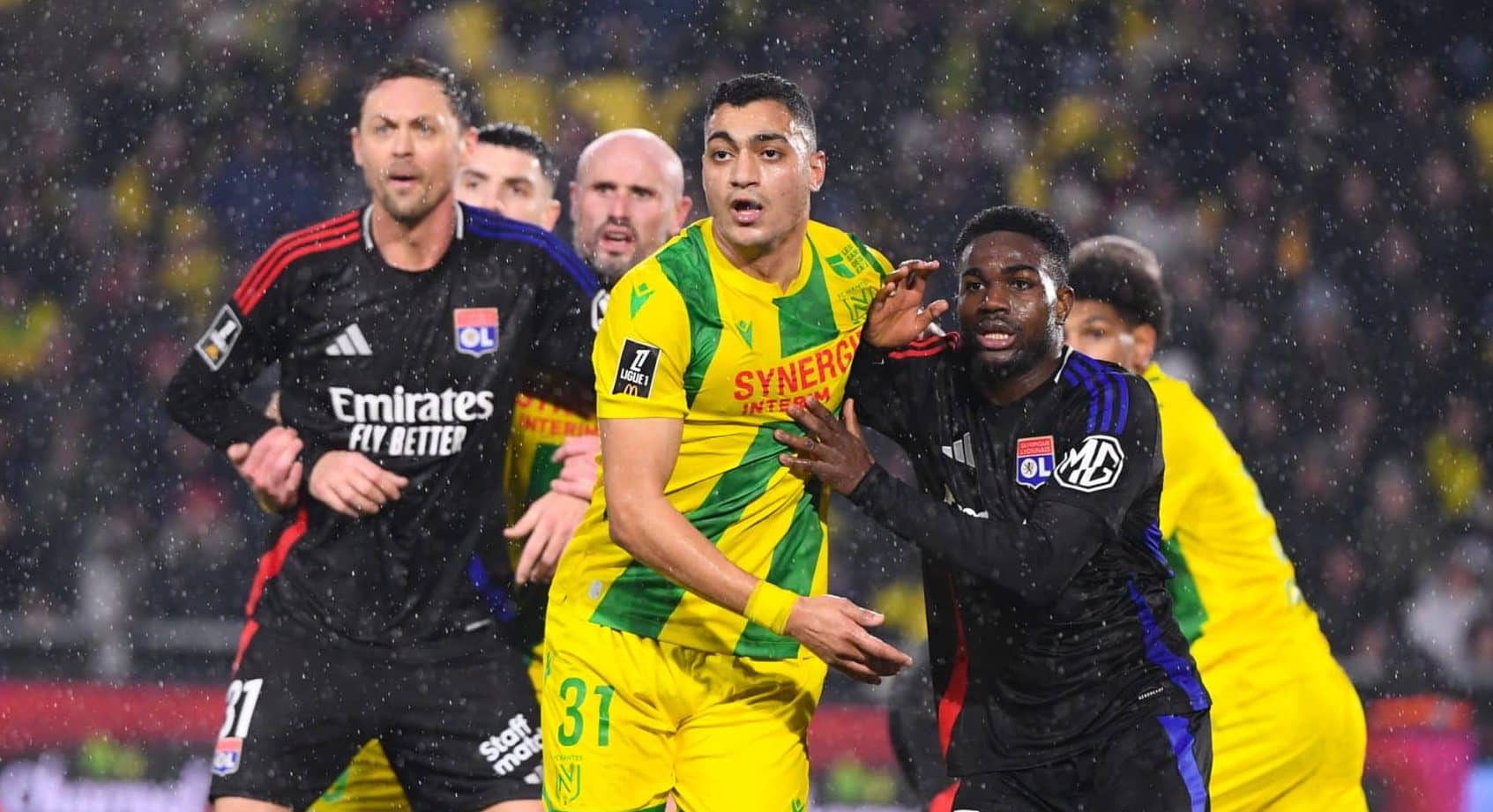 Mostafa Mohamed (FC Nantes) à la lutte avec les joueurs de l'OL.