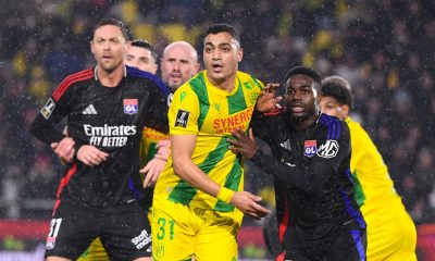 Mostafa Mohamed (FC Nantes) à la lutte avec les joueurs de l'OL.