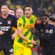 Mostafa Mohamed (FC Nantes) à la lutte avec les joueurs de l'OL.