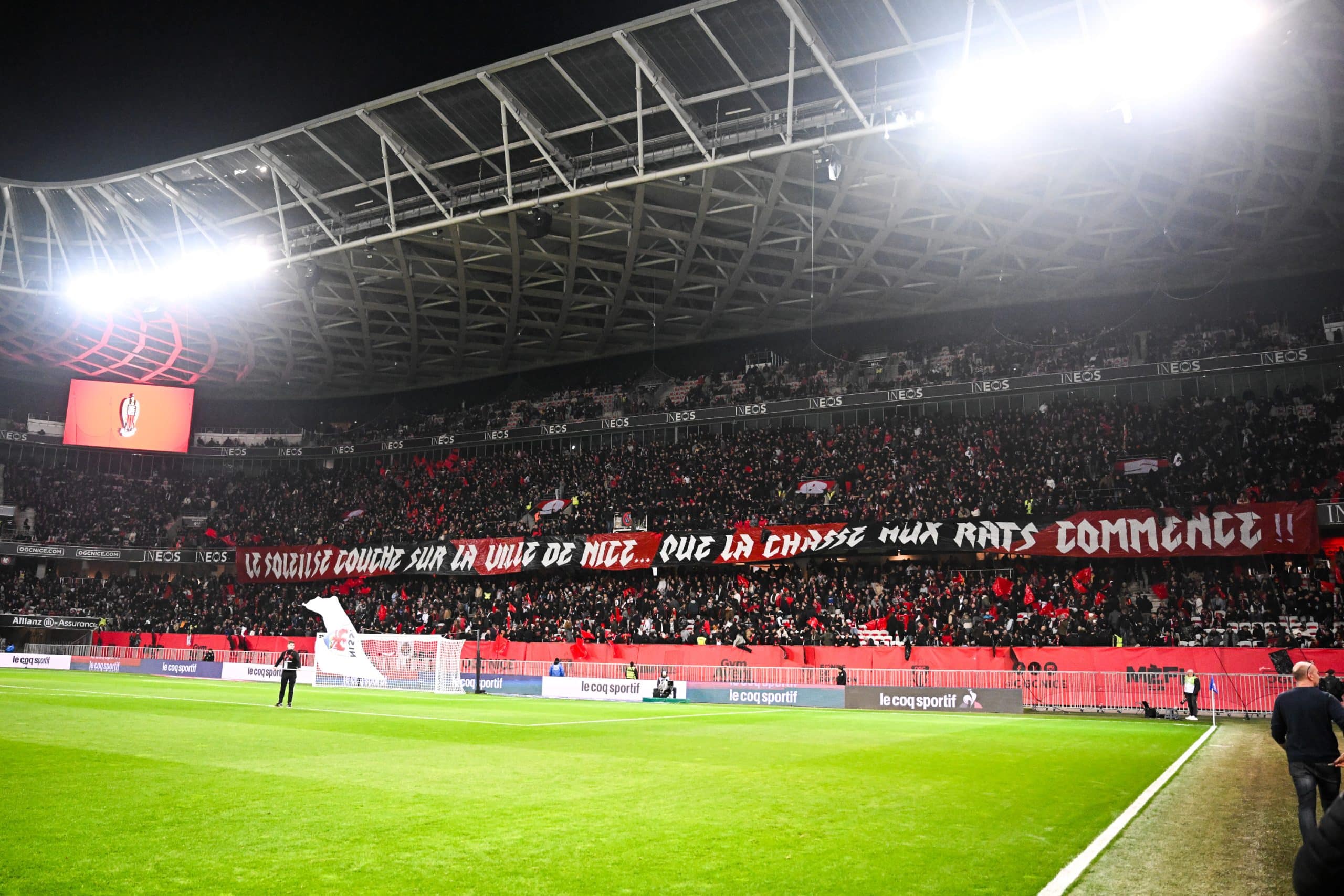 Le tifo raciste des ultras de l'OGC Nice contre l'OM.