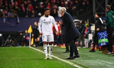 L'attaquant du Real Madrid Rodrygo en discussion avec son entraîneur, Carlo Ancelotti.