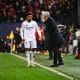 L'attaquant du Real Madrid Rodrygo en discussion avec son entraîneur, Carlo Ancelotti.