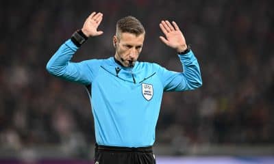 L'arbitre italien Davide Massa sifflant la fin du match entre Stuttgart et le PSG.