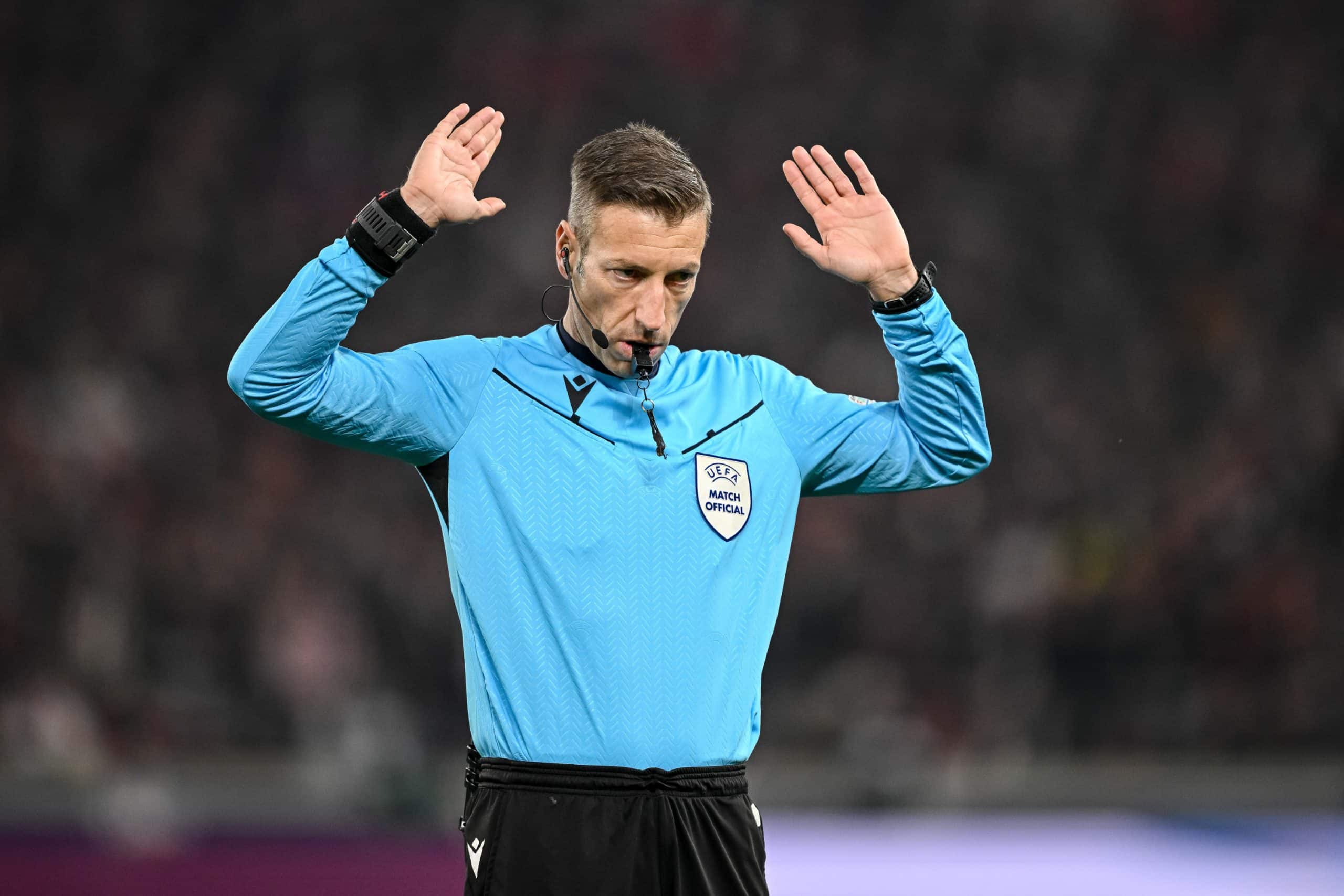 L'arbitre italien Davide Massa sifflant la fin du match entre Stuttgart et le PSG.