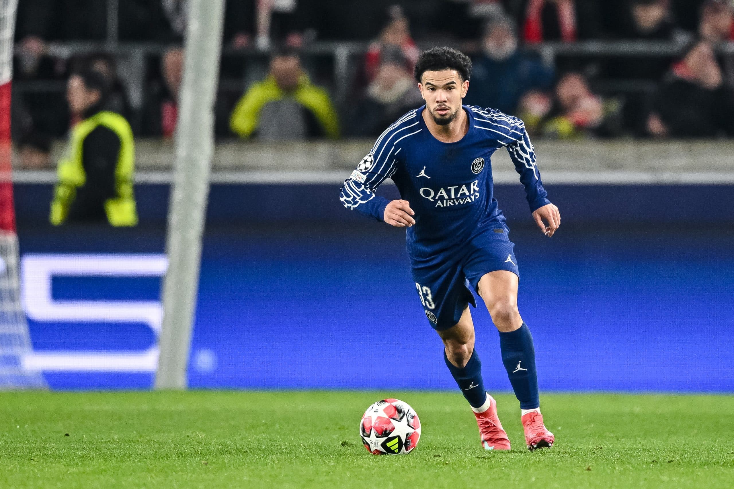 Le milieu du PSG Warren Zaïre-Emery en action.