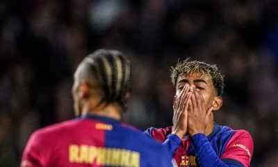 La déception de l'ailier du FC Barcelone Lamine Yamal pendant un match.