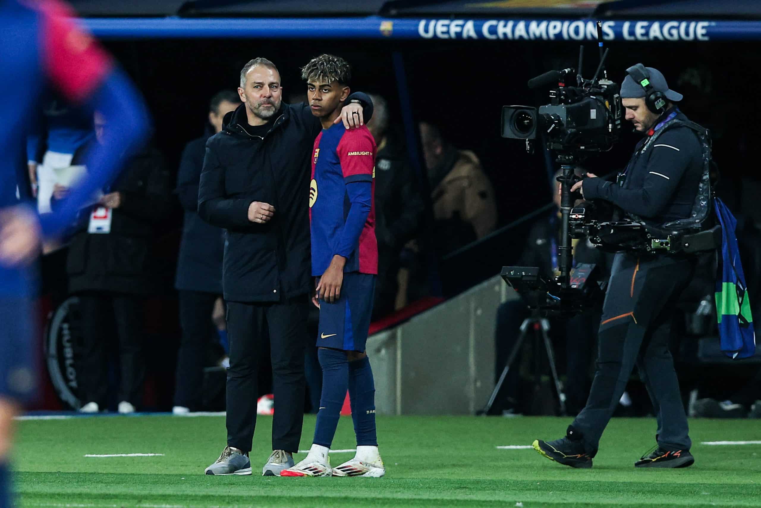 L'entraîneur du FC Barcelone, Hansi Flick, avec Lamine Yamal.