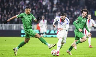 Rayan Cherki (OL) aux prises avec la défense de Ludogorets.