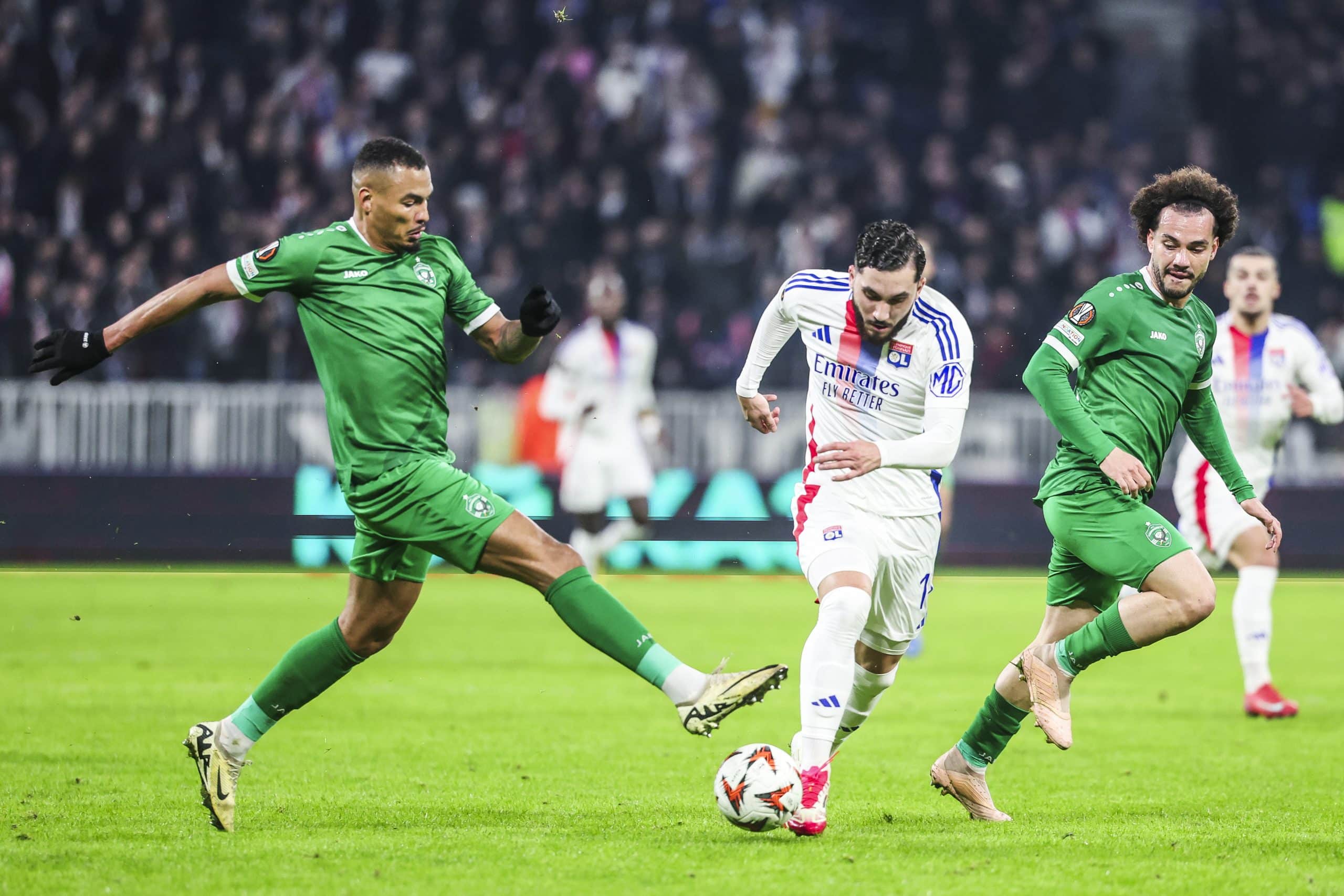 Rayan Cherki (OL) aux prises avec la défense de Ludogorets.