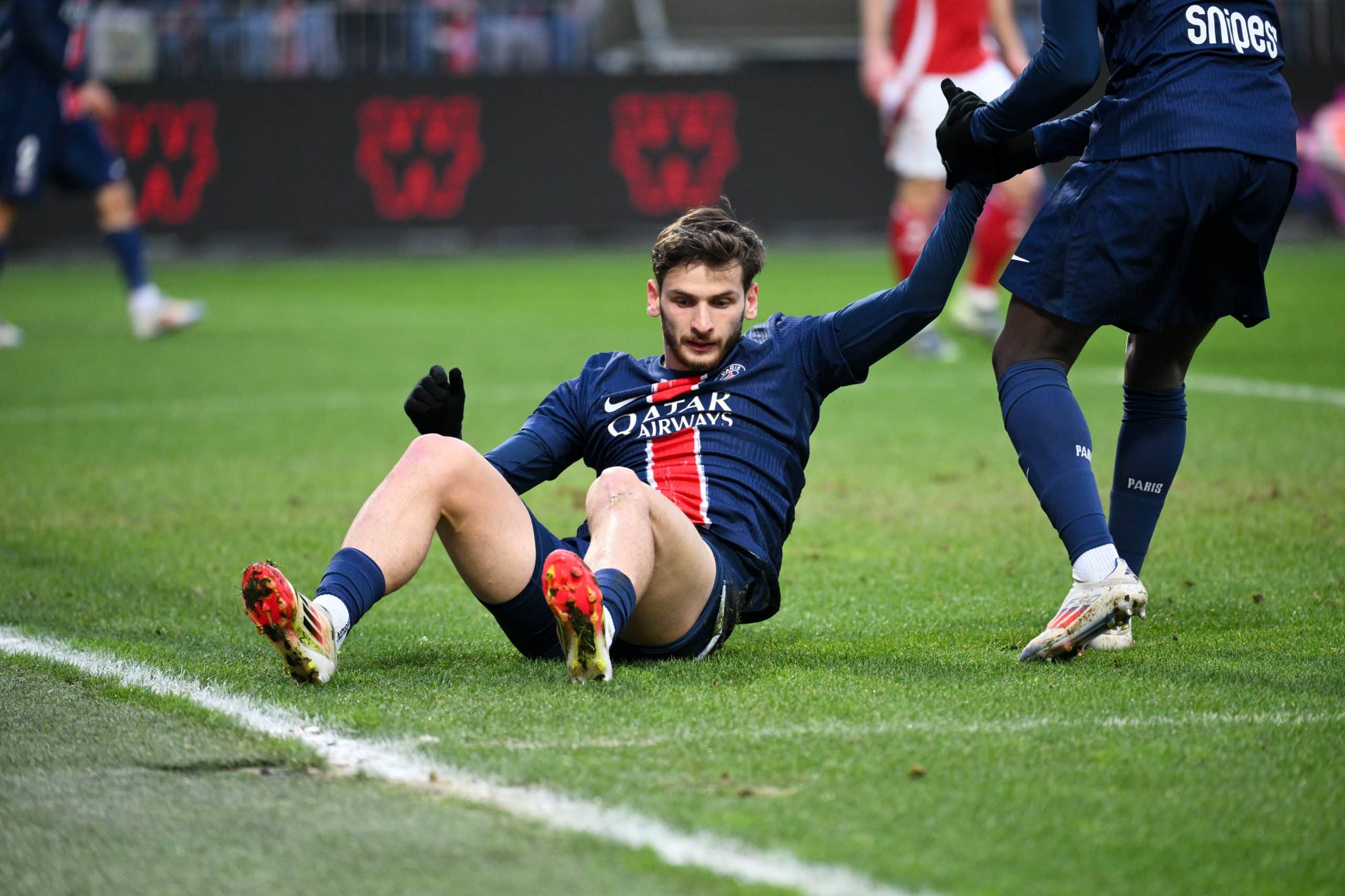 Khvicha Kvaratshkelia connait des débuts compliqués avec le PSG.