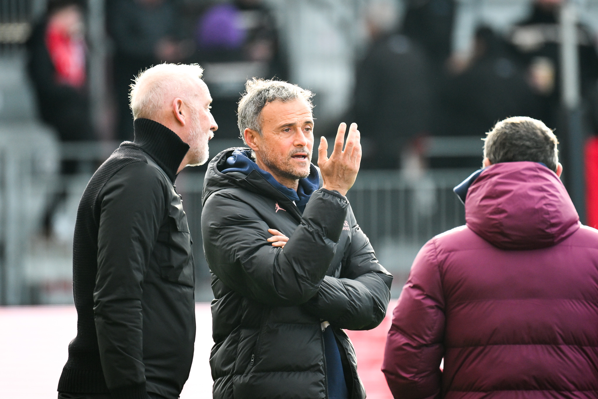 L'entraîneur du SB29, Eric Roy, discutant avec Luis Enrique (PSG).