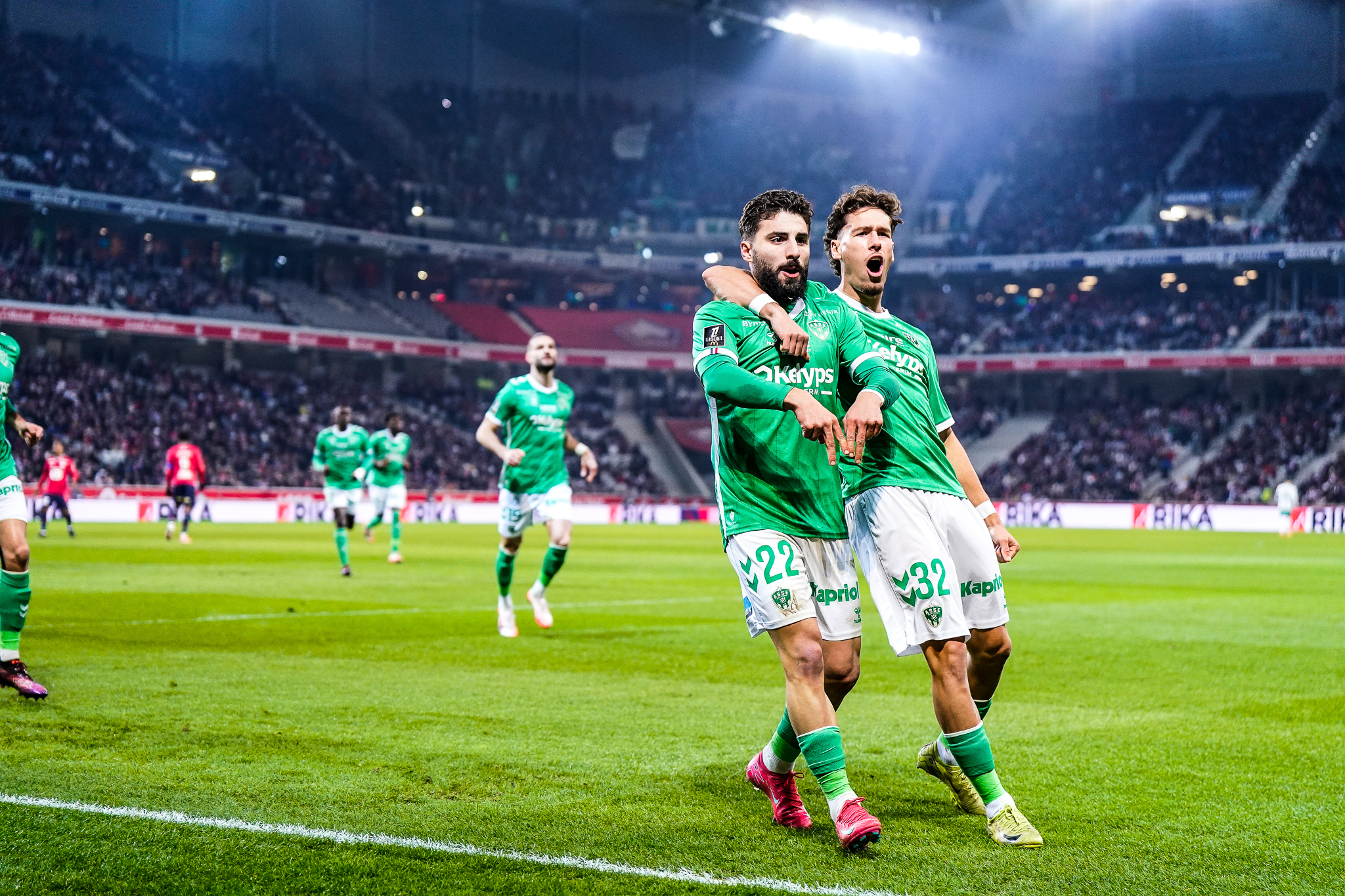 Zuriko Davitashvili et Lucas Stassin célébrant un but de l'ASSE à Lille.