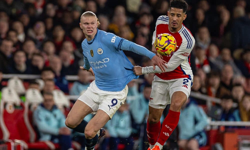 Le défenseur d'Arsenal William Saliba, à la lutte avec Erling Haaland (Manchester City).