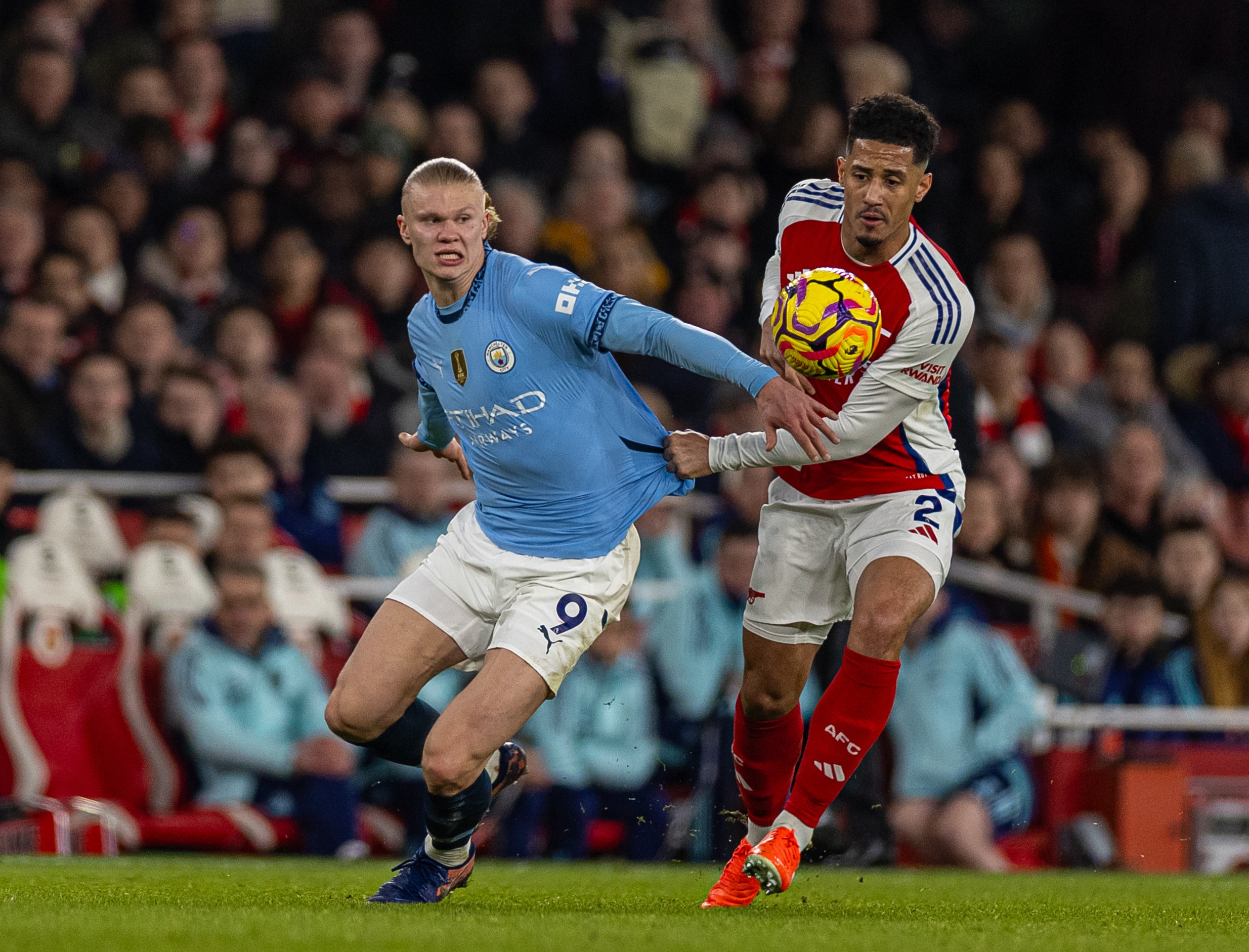 Le défenseur d'Arsenal William Saliba, à la lutte avec Erling Haaland (Manchester City).