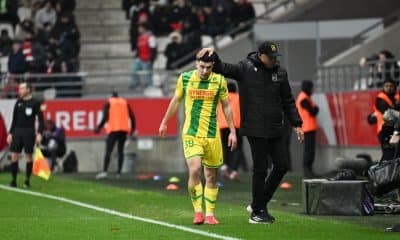 Matthis Abline félicité par son coach Antoine Kombouaré lors de Reims - Nantes.